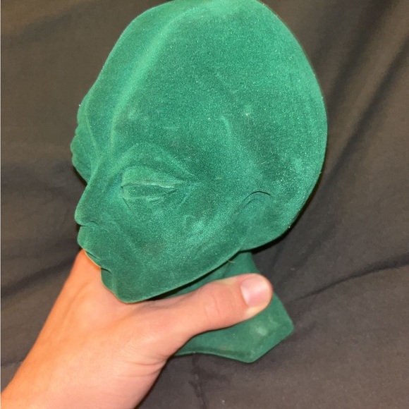 Alien Sculpture - Picture 3 of 4